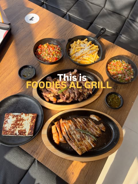 Mesa de Foodies al grill con parrilla, papas y acompañantes