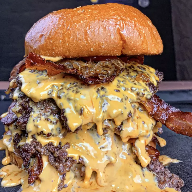 Heavy Dutty: cuatro carnes smash con queso fundido y tocineta