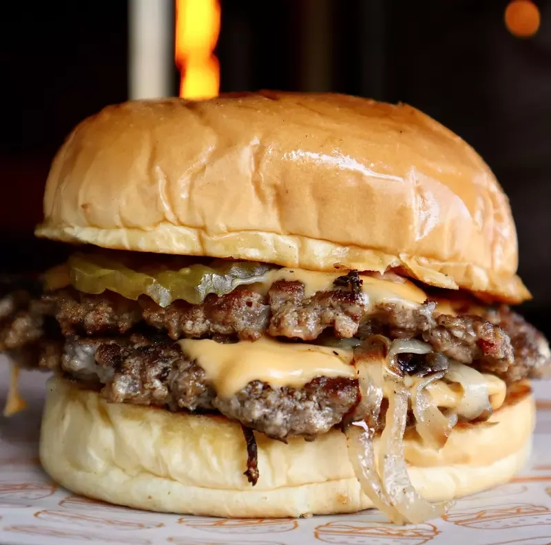 Oklahoma: doble carne smash con cebolla, queso y tocineta